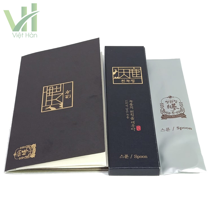 <em>Phụ kiện kèm theo sản phẩm Cao Hồng Sâm Nhung Hươu 180 gram Cheong Kwanchang</em>